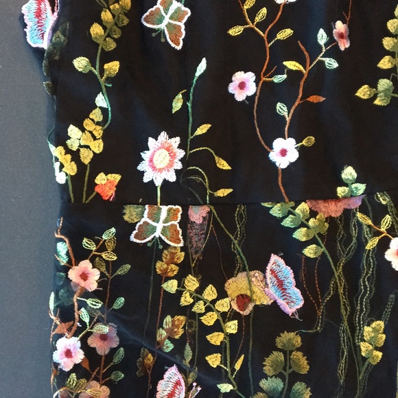 Black Floral Embroidered Promesa Dress - Picture 4 of 8